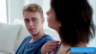 Veja este cutie adolescente morena chupando o pau enorme e metendo em sua boceta dedos de profundidade