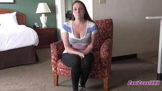 Ana ilə böyük сиськами sucks və ağır sikilmiş olur, iki uşaqlar dinləmək azn