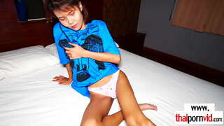 Skinny brunette amateur asiatique bargirl à cheval sur un européen de la bite