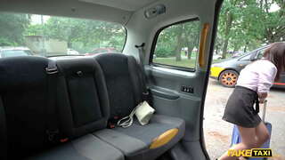 Falska Taxi Mina Moreno knullade i en taxi