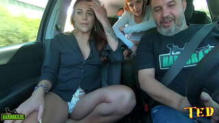 Bilen är full, och Har Kärlek blir naken i transit