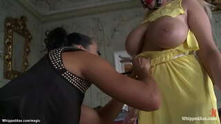 Morena pouco dominatrix Sandra Romain chicotes de peitos enormes de altura, loira checa lésbicas escravo Anjo Wicky, em seguida, anal, fode-la na corda de cativeiro com alça em pau