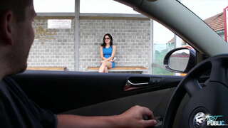 Law-ay nga dude namudyot sa nag-inusara nga bata diha sa bus station, nga nagpakita kaniya sa unsa nga paagi nga bugnaw mao nga sa publiko fuck diha sa kinaiyahan