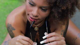 Bunduda gostosa sentou ជាច្រើននៅលើក្មេង។