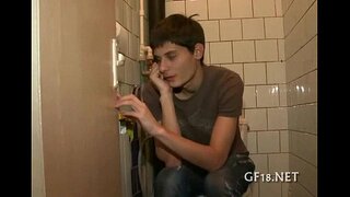 Chlapec sedí a hľadí