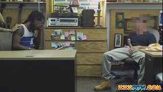 ���રીબ બોયફ્રેન્ડ જુઓ તેમના પોતાના GF fucked મેળવવામાં!