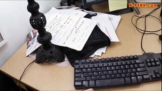 Raġel għamel ftehim mal-sħun mara tan-negozju għall-tagħha li jkollu flus