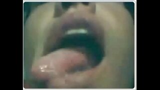 המורה דניאלה איגנסיו שובר את הכוס עם ויברטור