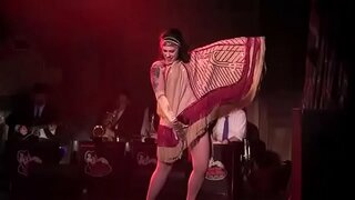 Dannie Diesel aka Danielle Colby executa com Bustout Burlesco Nova Orleans