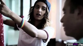 Чад, які ўваходзіць у сямейны дом з падарункам у руцэ, Чуе, як ён уваходзіць