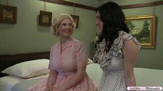 Элизагийн шаргал айлчлал нь түүний хар үстэй найз, тэд эхлэх тухай ярьж хэмжээ нь тэдний boobs.Дараа нь,тэд авах horny, тэд эхлэх хоорондоо үнсэлдсэн.Дараа нь түүний найз sucks түүний tits болон licks түүний pussy.Хариуд нь тэр вэ, нэг нь түүний найз.