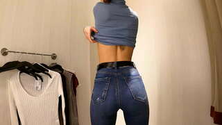 ���ອກ! ຮ້ອນຍິງສາວທີ່ມີຂະຫນາດນ້ອຍກເລ່ dressing ເສື້ອທີເຊີດຊື້ໃນສາທາລະນະຫ້ອງ ໔K ໖໐fps