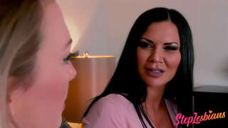 Stepmom Dangos Y Ferch Sut I Gael Rhyw Lesbiaid