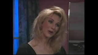 ���აოცარი ქერა ქალბატონი ყლე ვარდისფერი თმები ბრალია შავი დივანი